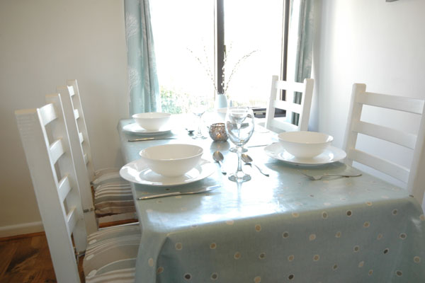 Knapp dining table